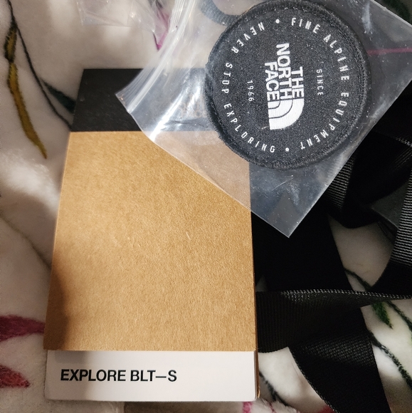 The North Face Explorer BLT-S Fuchsia Pouch Fanny Pack Belt Pack with Black Logo - Picture 4 of 6